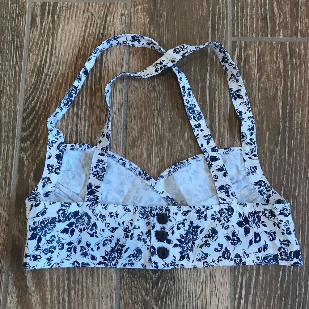 ⭐️ 2/$20 White and Blue Floral Crop Top Medium - Picture 2 of 5